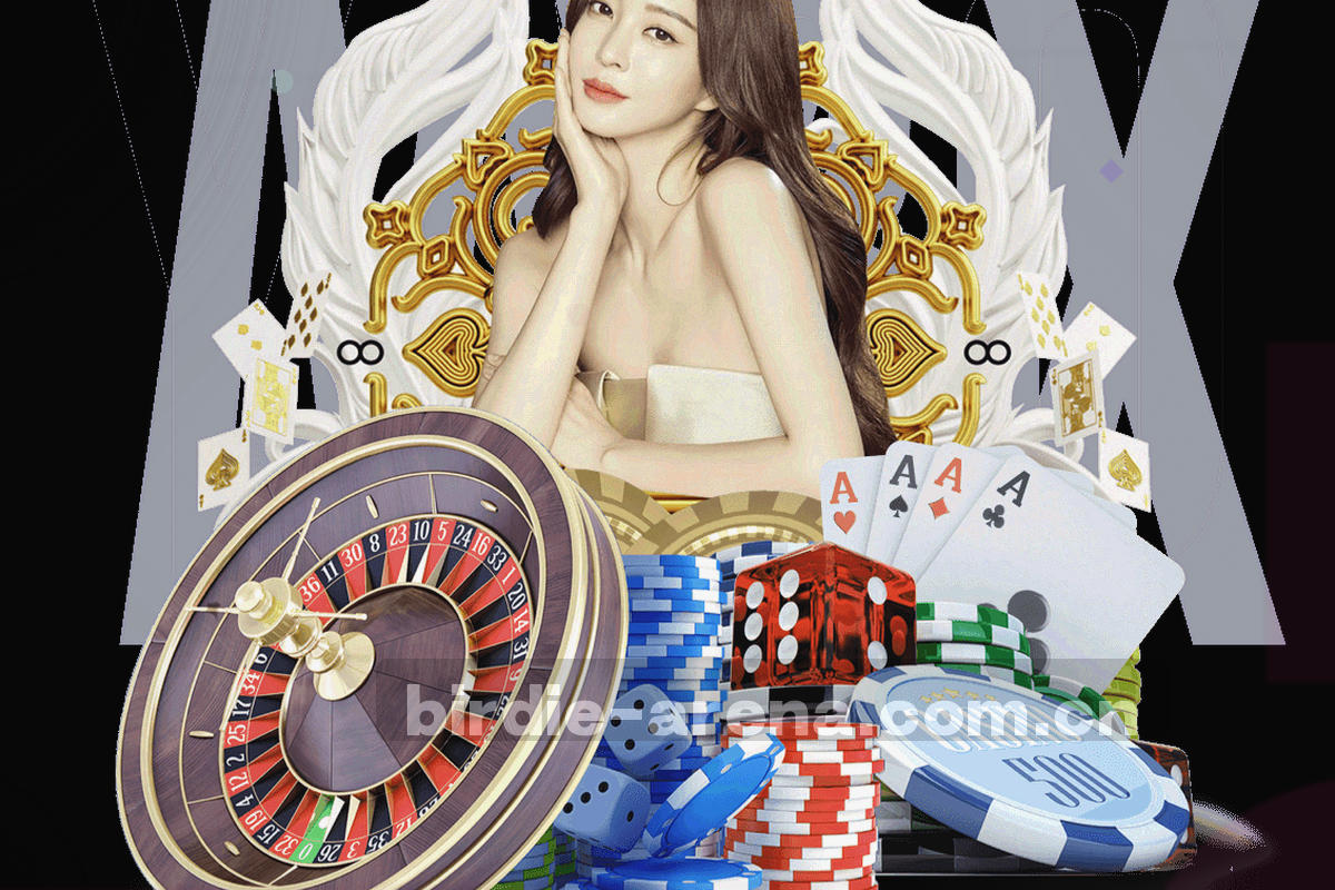 点球点与十二码线的低角度特写，白线在草皮上向纵深延伸